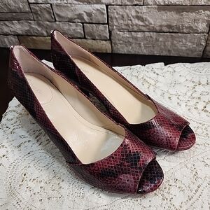 Calvin Klein Parisa Burgundy Snakeskin Textured Peep Toe Heels Women's 7.5M